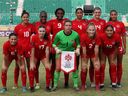 Les onze partantes canadiennes des moins de 20 ans posent pour une photo avant leur match contre les États-Unis au Championnat féminin des moins de 20 ans de la CONCACAF à Saint-Domingue, en République dominicaine, ce mardi 30 mai 2023.