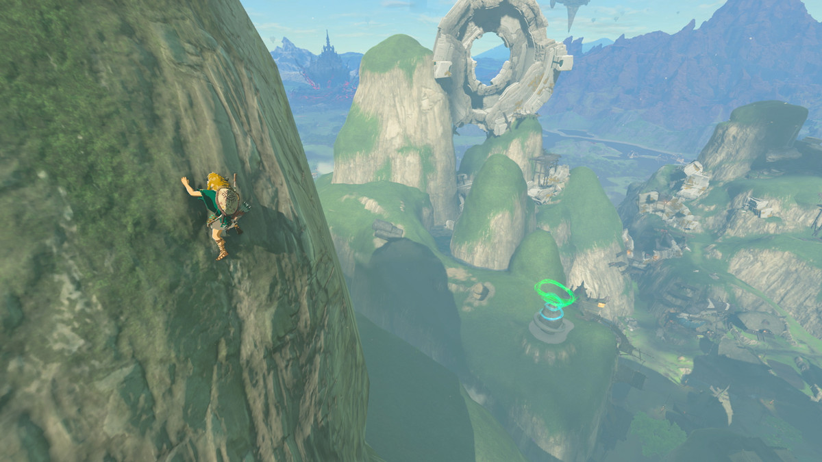 Une image agrandie de Link escaladant une montagne dans The Legend of Zelda: Tears of the Kingdom.  Il y a un vaste paysage au-delà de lui, y compris un sanctuaire.