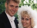 Les tueurs en série Paul Bernardo et Karla Homolka le jour de leur mariage.  Ils nous hantent encore.