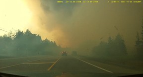 Vidéo de Néo-Écossais fuyant des feux de forêt.