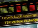Un panneau affichant des informations sur les actions de la Bourse de Toronto (TSX) à Toronto.