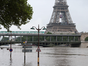 Une rame de métro traverse un pont sur la Seine devant la Tour Eiffel à Paris.