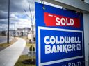 Un signe vendu sur une maison en Ontario.  La dernière hausse des taux de la Banque du Canada pourrait exercer une pression à la baisse sur les prix des maisons.