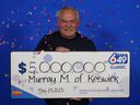 Murray Mainprize après avoir remporté un jackpot de 5 millions de dollars au Lotto 6/49. 