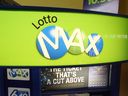 Un présentoir Lotto Max.