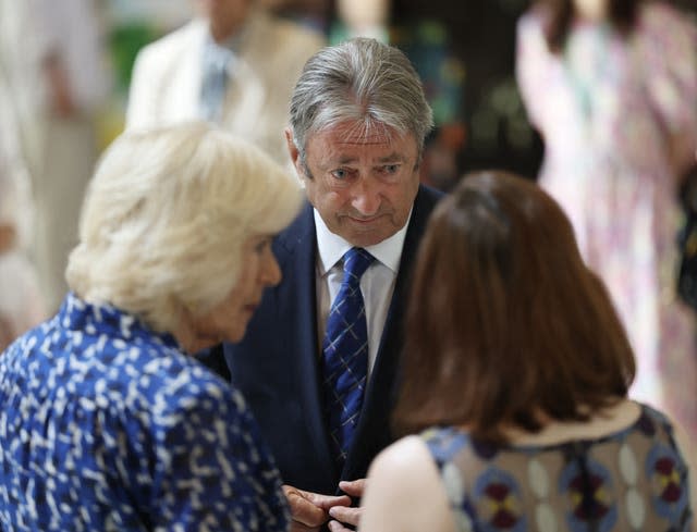 La Reine avec Alan Titchmarsh (au centre) (Geoff Pugh/Daily Telegraph/PA)