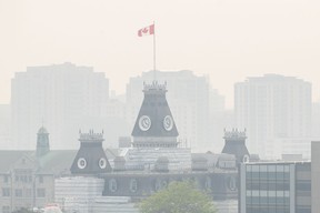 la fumée recouvre l'horizon de Kingston, en Ontario.