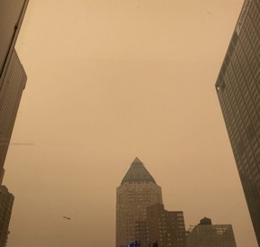 Le ciel brumeux du centre de Manhattan, NY, peut être vu le mercredi 7 juin 2023.