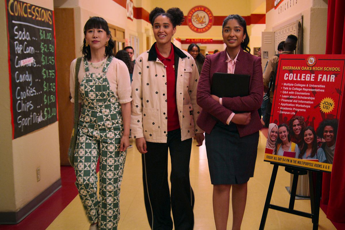 Eleanor, Fabiola et Devi dans le couloir de leur lycée, habillées pour une foire universitaire. 