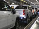 Des Silverados de Chevrolet siègent sur la chaîne de montage générale de l'usine GM d'Oshawa, en Ontario, en 2022.
