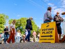 Les Calgariens de la circonscription de Calgary-Mountain View font la queue pour voter à l'école Stanley Jones le jour des élections provinciales, le lundi 29 mai 2023.