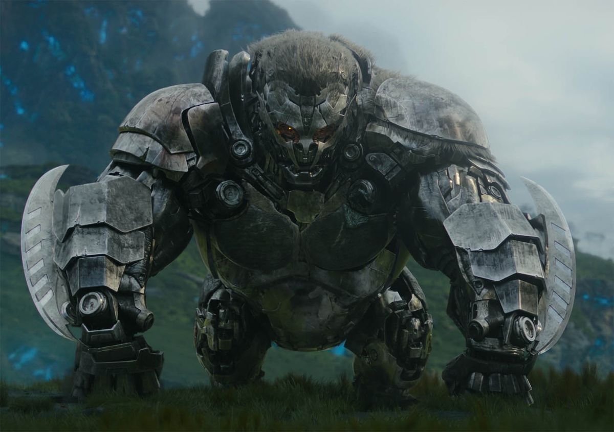 Apelinq dans Transformers: Rise of the Beasts, un gorille robotique massif et en colère avec des lames sur les bras, regardant directement la caméra
