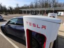 Un conducteur recharge la batterie de sa voiture Tesla Inc. dans une station-service sur l'autoroute à Châteauvillain, en France.
