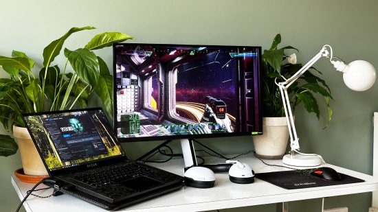Moniteur Sony Inzone M9 et ordinateur portable de jeu sur un bureau avec des plantes
