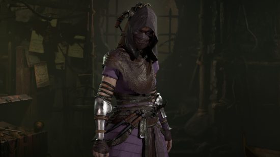 Une femme portant une cagoule qui couvre son visage, ainsi qu'un masque noir avec une armure en tissu violet et une ceinture autour de la taille dans une salle de donjon ombragée