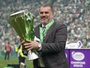 Le manager du Celtic Angelos Postecoglou célèbre avec le trophée de la ligue après avoir remporté la Scottish Premiership, au Celtic Park, Glasgow, Ecosse, le samedi 27 mai 2023.