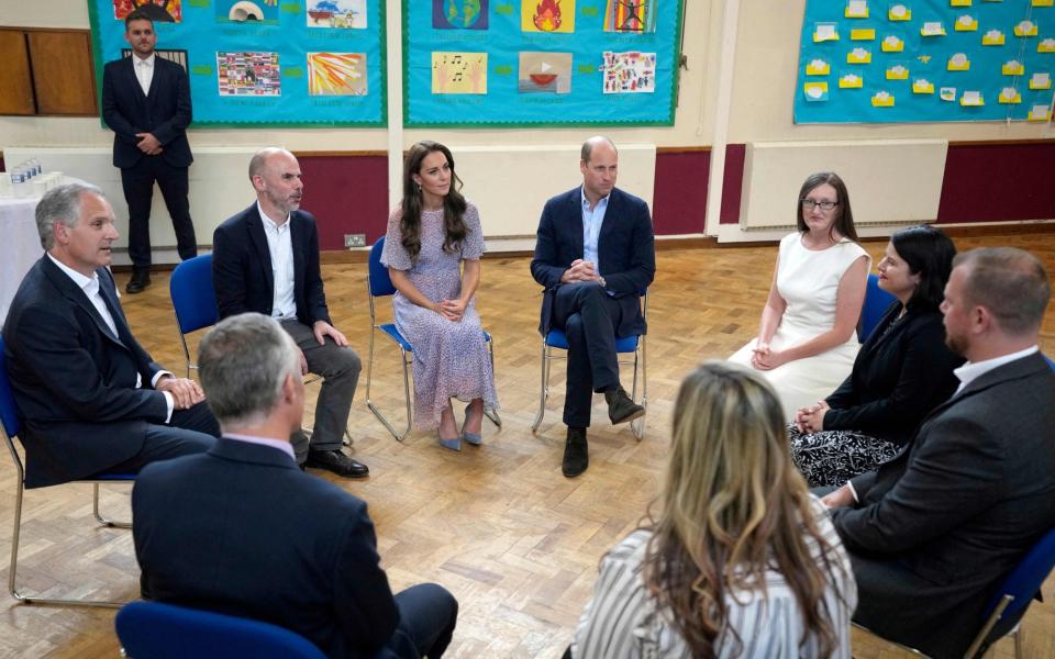 Le prince et la princesse de Galles s'entretiennent avec des partenaires et des sympathisants lors d'une visite à l'association caritative pour le logement Jimmy's à Cambridge le 23 juin 2022 - FRANK AUGSTEIN/AFP