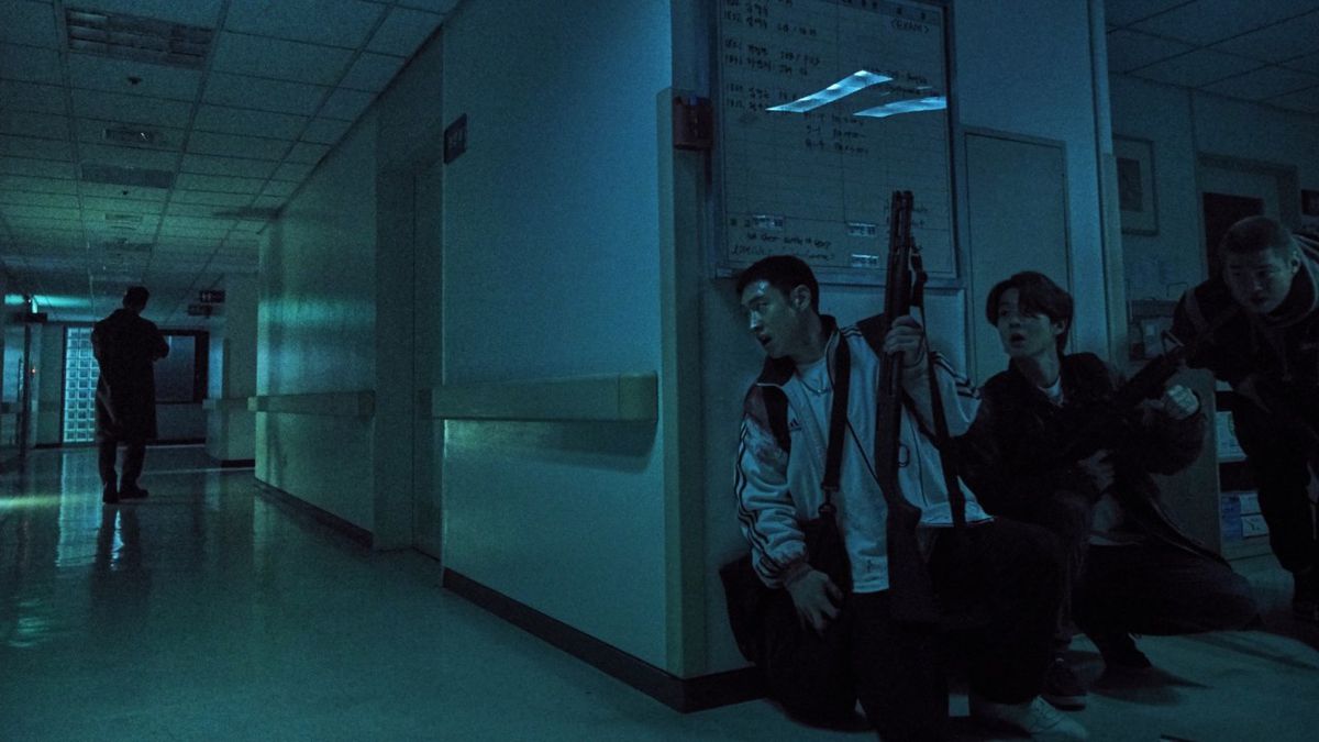Trois jeunes hommes (Lee Je-hoon, Ahn Jae-hong, Choi Woo-shik) tenant des armes se cachent derrière un mur dans un hôpital alors qu'ils sont traqués par un mystérieux tireur (Park Hae-soo) dans Time to Kill)