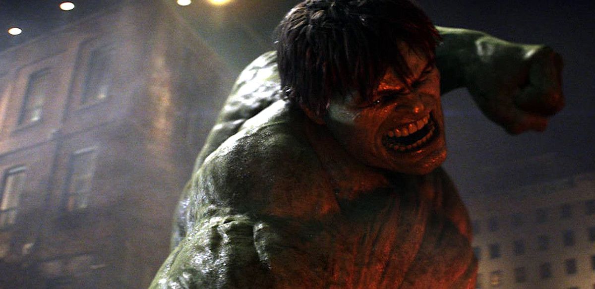 Un Hulk grimaçant, éclairé par le bas avec une lumière rouge foncé, grogne et se prépare à écraser quelque chose dans Incredible Hulk 2008