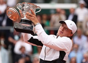 Iga Swiatek de Pologne célèbre avec son trophée des gagnants alors que le couvercle tombe après sa victoire contre Karolina Muchova de République tchèque lors de la finale féminine à l'Open de France 2023 à Roland Garros à Paris, le samedi 10 juin 2023.