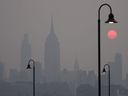 Le soleil se lève sur un horizon brumeux de New York vu de Jersey City, NJ, le mercredi 7 juin 2023.