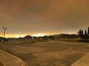 On voit de la fumée obscurcir le ciel de la nation crie Ouje-Bougoumou, au Québec, sur une photo du 6 juin 2023.  La communauté des Premières Nations du nord du Québec a été brusquement évacuée mardi à l'approche d'un feu de forêt incontrôlable.