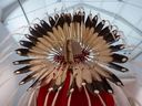 Le chef et les représentants du conseil de la nation Siksika se sont rendus au Royal Albert Memorial Museum and Art Gallery au Royaume-Uni pour recevoir des insignes qui auraient appartenu au chef Blackfoot Chief Crowfoot.