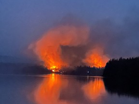 Un feu de forêt brûle près du lac Centennial, près de Matawatchan, en Ontario, le dimanche 4 juin 2023.