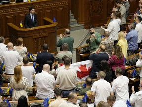 Le premier ministre Justin Trudeau reçoit une ovation debout alors qu'il se présente au parlement ukrainien à Kiev, en Ukraine, le samedi 10 juin 2023.