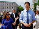 Le premier ministre Justin Trudeau et la ministre des Finances Chrystia Freeland marchent ensemble le jour de leur visite au Mur du Souvenir pour rendre hommage aux soldats ukrainiens tués lors de l'attaque de la Russie contre l'Ukraine, à Kiev, le samedi 10 juin 2023.