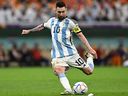 L'attaquant argentin Lionel Messi tire pendant la Coupe du monde.
