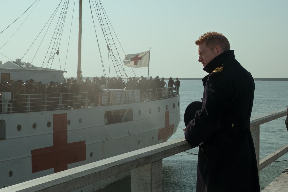Dunkerque - Le commandant Bolton regarde un navire médical