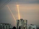 Des roquettes russes lancées contre l'Ukraine depuis la région russe de Belgorod sont vues à l'aube à Kharkiv, en Ukraine, le lundi 15 août 2022.