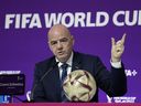 Le président de la FIFA, Gianni Infantino, rencontre les médias lors de la conférence de presse de clôture de la Coupe du Monde de la FIFA à Doha, au Qatar, le vendredi 16 décembre 2022.  La Commission suisse pour l'équité déclare que la FIFA était 