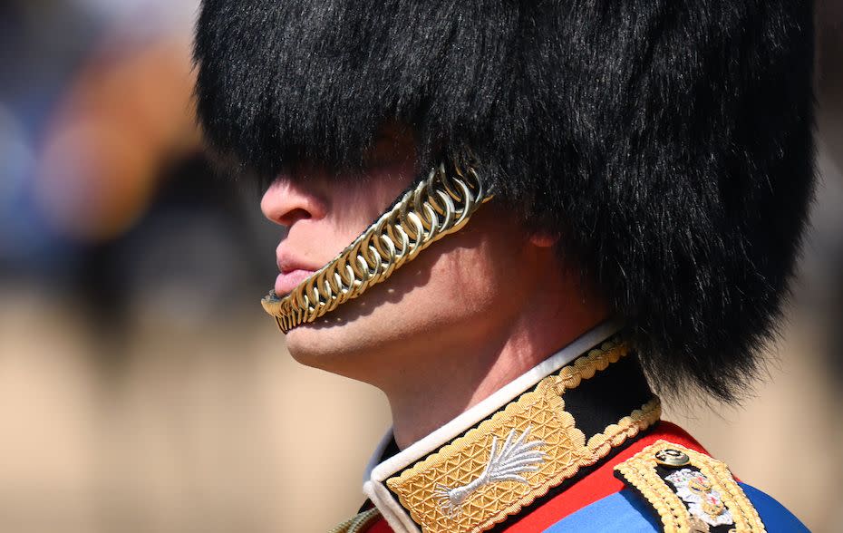 pourquoi le prince william a changé son uniforme pour la parade de la couleur