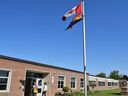 L'école publique Emily Stowe de l'Ontario arborant le drapeau de la fierté. 