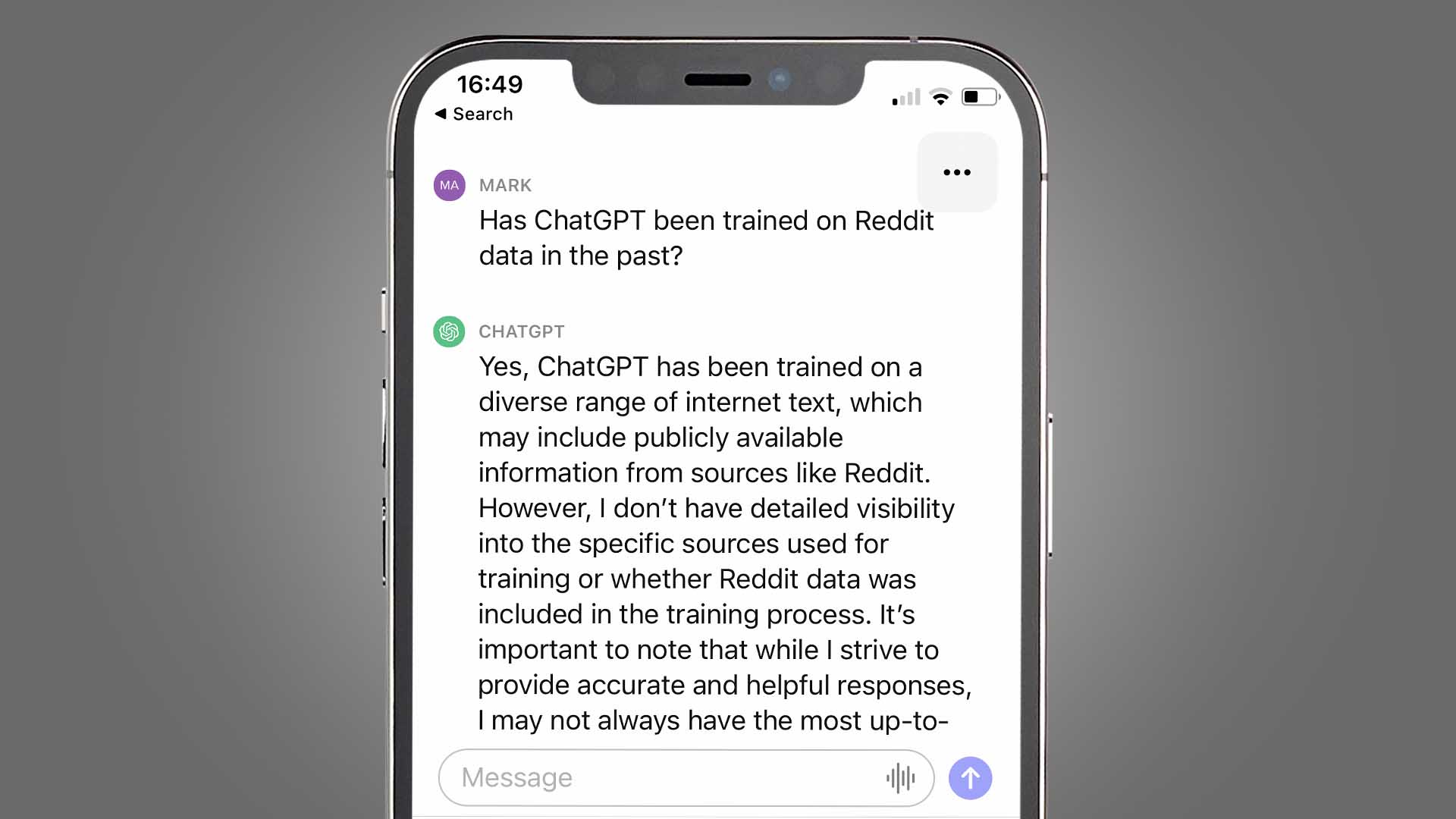 Un iPhone sur fond gris affichant une réponse à propos de Reddit sur l'application iPhone ChatGPT