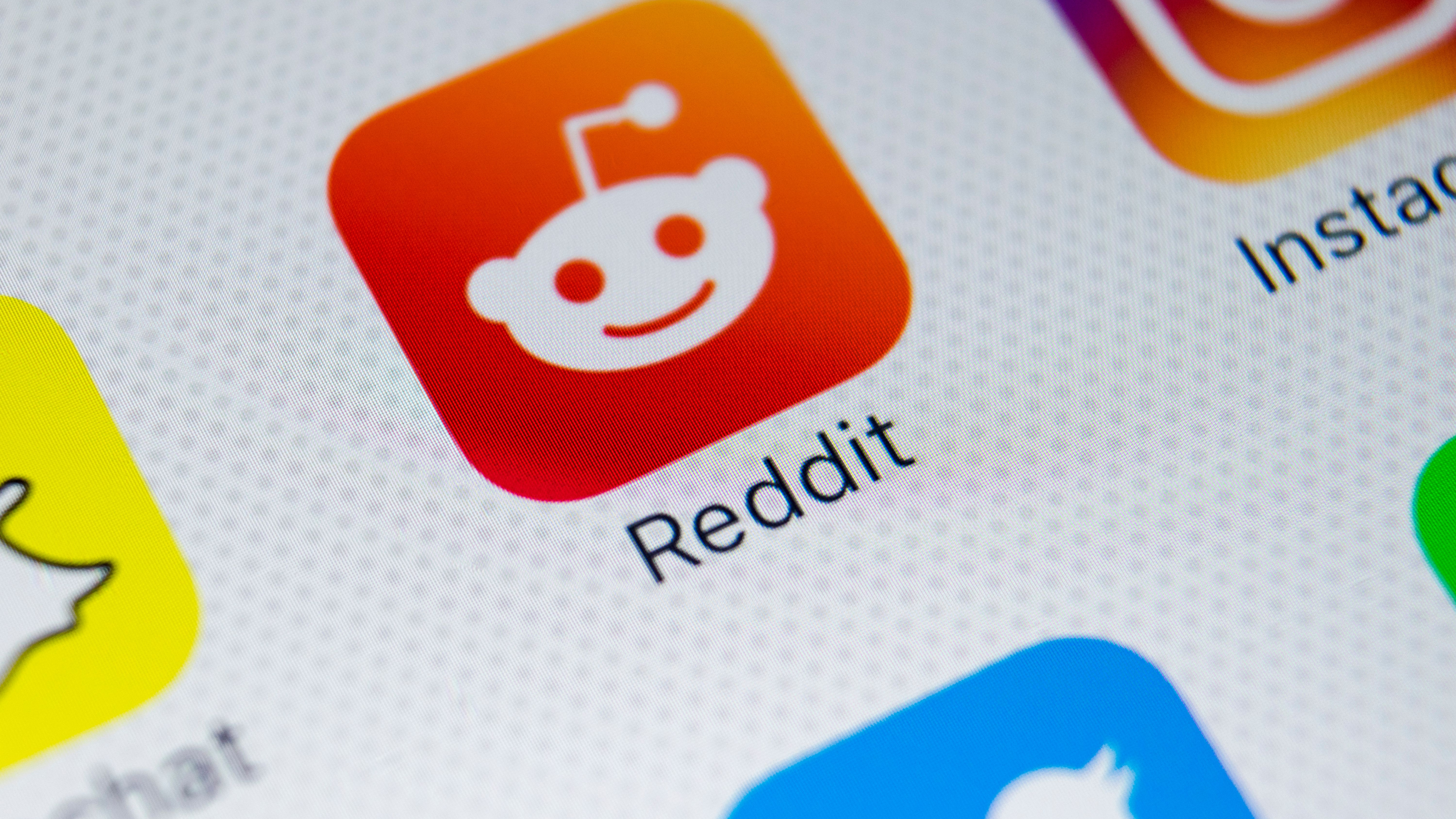 Icône de l'application Reddit sur l'écran du smartphone Apple iPhone X en gros plan.  Icône de l'application Reddit.  Reddit est un réseau de médias sociaux en ligne.
