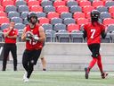 Nick Arbuckle, quart-arrière des Redblacks d'Ottawa lors d'un entraînement à la Place TD à Ottawa, le 28 juillet 2022.