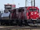 Une locomotive du Chemin de fer Canadien Pacifique est exposée dans la gare de triage principale du CP à Toronto.