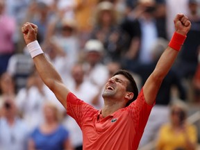 Novak Djokovic célèbre la balle de match remportée contre Casper Ruud lors de la finale masculine des Internationaux de France 2023 à Roland Garros à Paris, le dimanche 11 juin 2023.