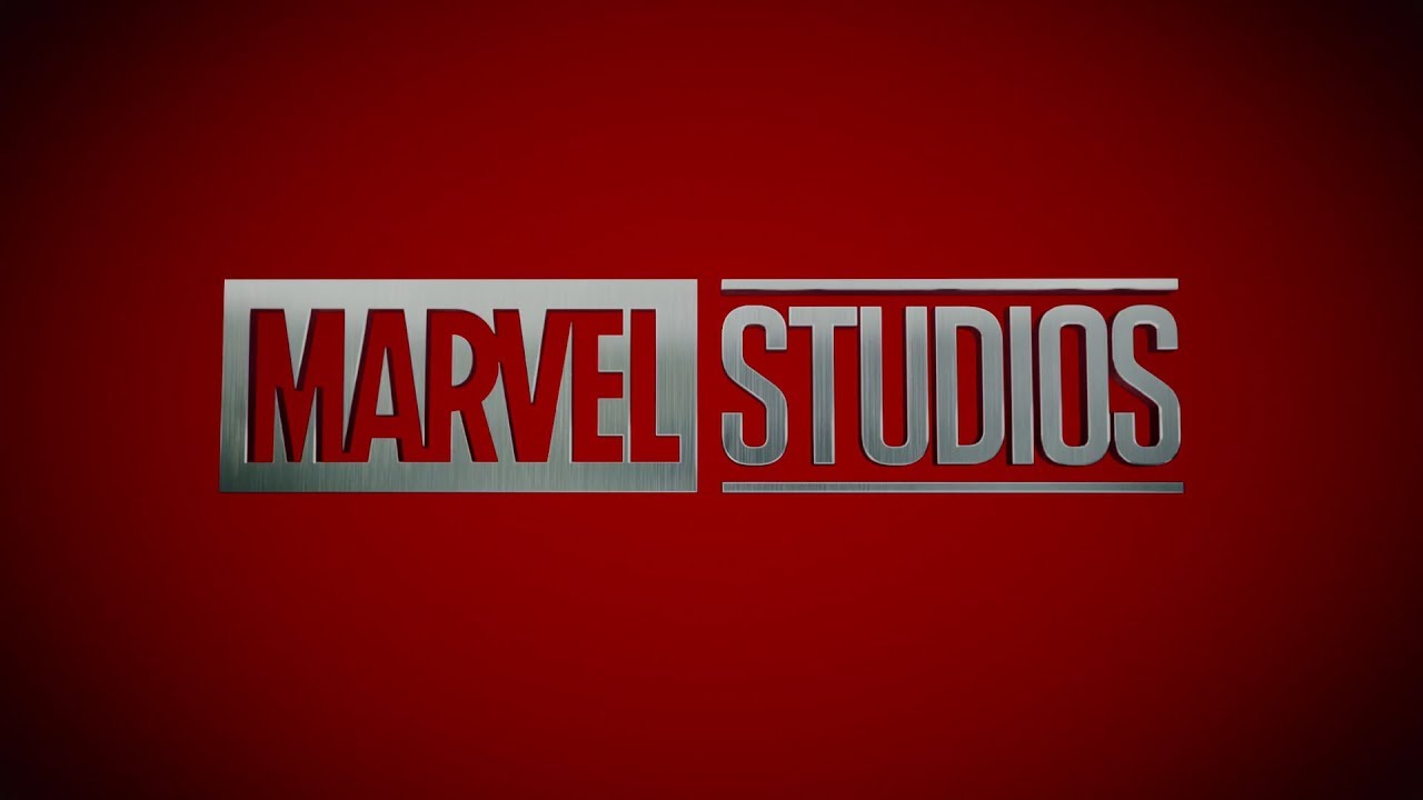 Une capture d'écran du logo officiel de Marvel Studios, qui présente une écriture argentée sur fond rouge