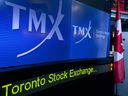 La signalisation du Groupe TMX Inc. est affichée sur un écran dans le centre de diffusion de la Bourse de Toronto à Toronto.
