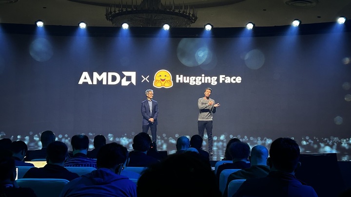 AMD x Visage étreignant