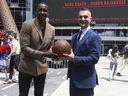 Le président des Raptors de Toronto, Masai Ujiri, pose avec le nouvel entraîneur-chef Darko Rajakovic à l'extérieur de la ScotiaBank Arena.