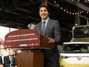 Le premier ministre Justin Trudeau fait une annonce concernant une usine de batteries électriques Volkswagen au Elgin County Railway Museum à St. Thomas, en Ontario, le vendredi 21 avril 2023. 