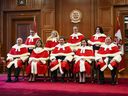 Les juges de la Cour suprême du Canada.  Le juge Russell Brown est à l'extrémité gauche de la première rangée.