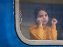 11 AVRIL : Un enfant attend dans le train pour la Pologne à la gare centrale le 11 avril 2022 à Lviv, en Ukraine.  De nombreuses personnes se dirigent vers l'ouest alors que l'armée russe devrait mener de nouvelles attaques à l'est.  Lviv a servi d'escale et d'abri aux millions d'Ukrainiens fuyant l'invasion russe, soit vers la sécurité des pays voisins, soit vers la sécurité relative de l'ouest de l'Ukraine.