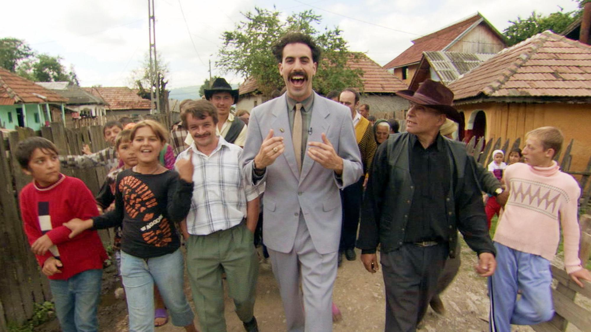 Sacha Baron Cohen dans une foule de gens à Borat