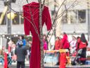 Une robe rouge, symbole des femmes autochtones disparues et assassinées, est suspendue dans un arbre lors de la Journée nationale de sensibilisation aux femmes et filles autochtones disparues et assassinées et aux personnes bispirituelles.  Le Projet Iskweu et Femmes Autochtones du Québec (FAQ) ont annoncé un nouveau projet de recherche au Square Cabot à Montréal le vendredi 5 mai 2023. 